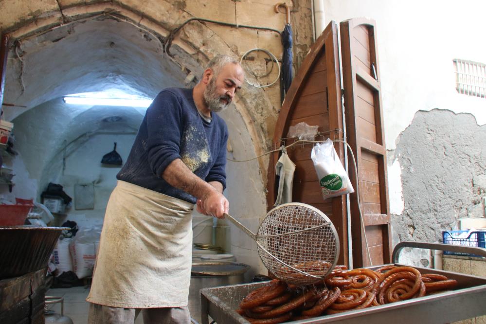 Mardinli tatlıcı, 90 yıllık aile geleneğini Ramazan’dan Ramazan’a sürdürüyor
