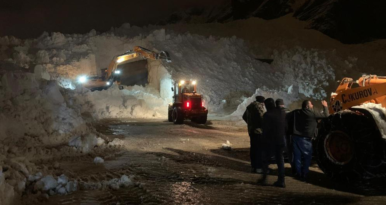 Hakkari-Çukurca karayoluna düşen çığlar ekipleri teyakkuza geçirdi