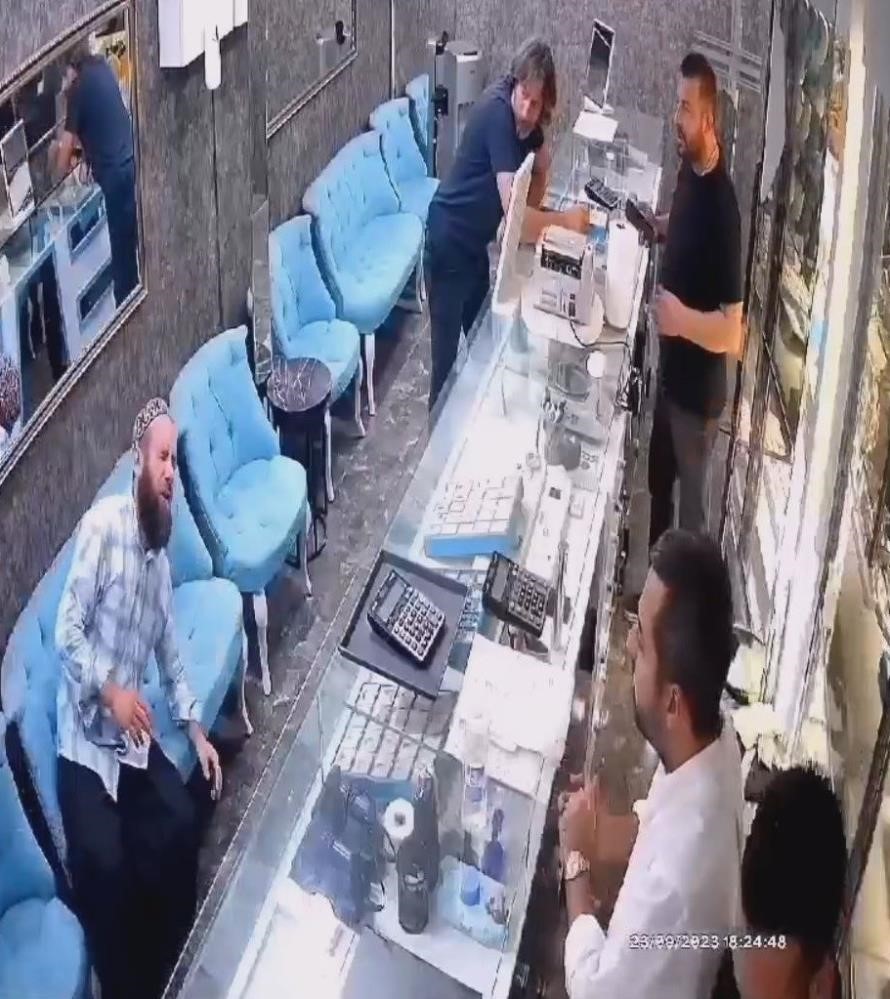 Ölümden dönen şerbetçi, arı korkusundan mesleği bırakıp kuyumcu oldu