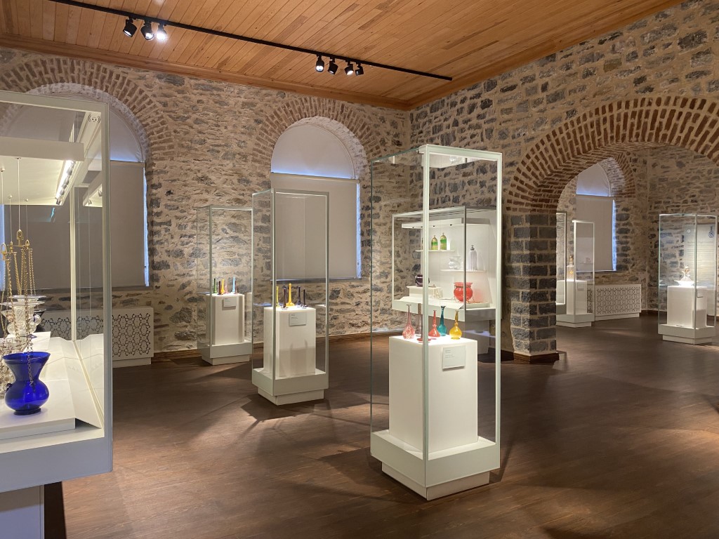 Milli Saraylar Cam ve Billur Müzesi’nde formu nedeniyle dünyada tek örnek: Kadeh şeklindeki Memlük kandili dikkat çekiyor