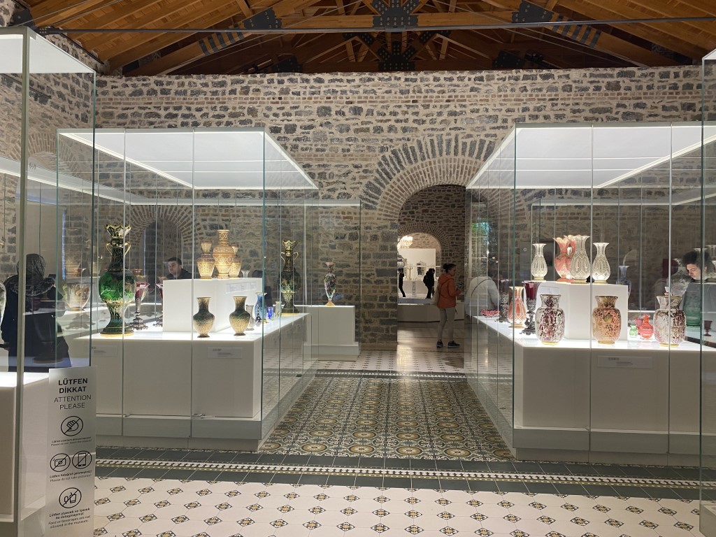 Milli Saraylar Cam ve Billur Müzesi’nde formu nedeniyle dünyada tek örnek: Kadeh şeklindeki Memlük kandili dikkat çekiyor