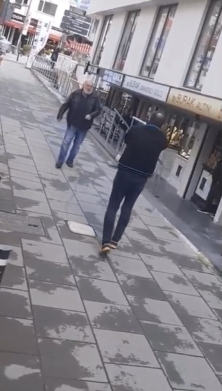 Kadıköy’de silahlı kavga kamerada: Sokak ortasında ateş açtı