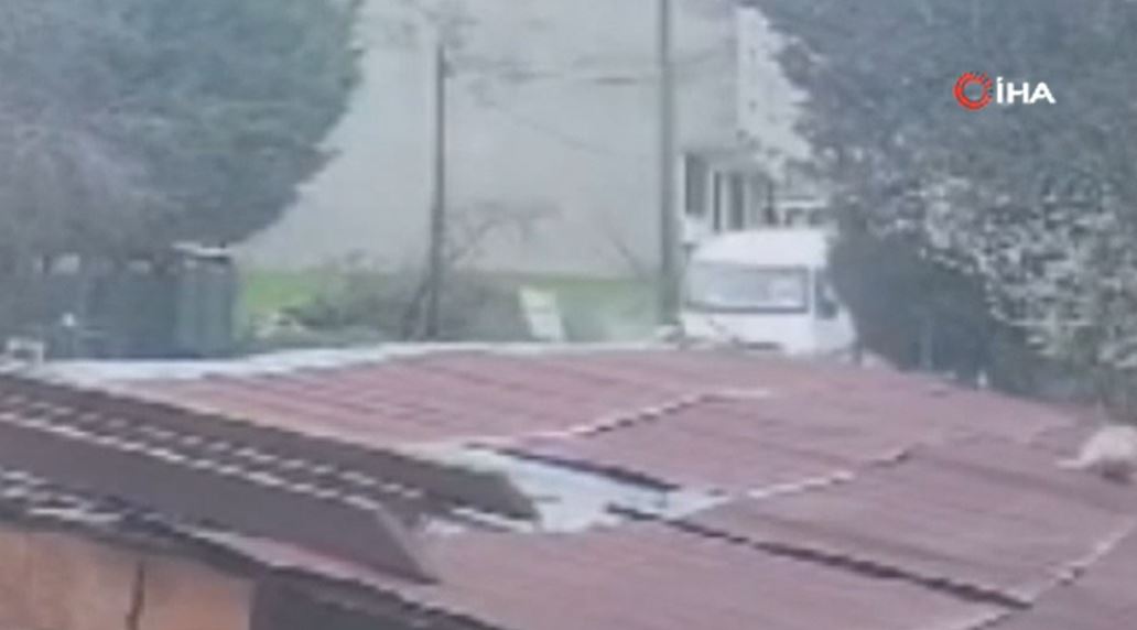 Minibüsün elektrik direği ve çöp konteynerine çarptığı kaza kamerada