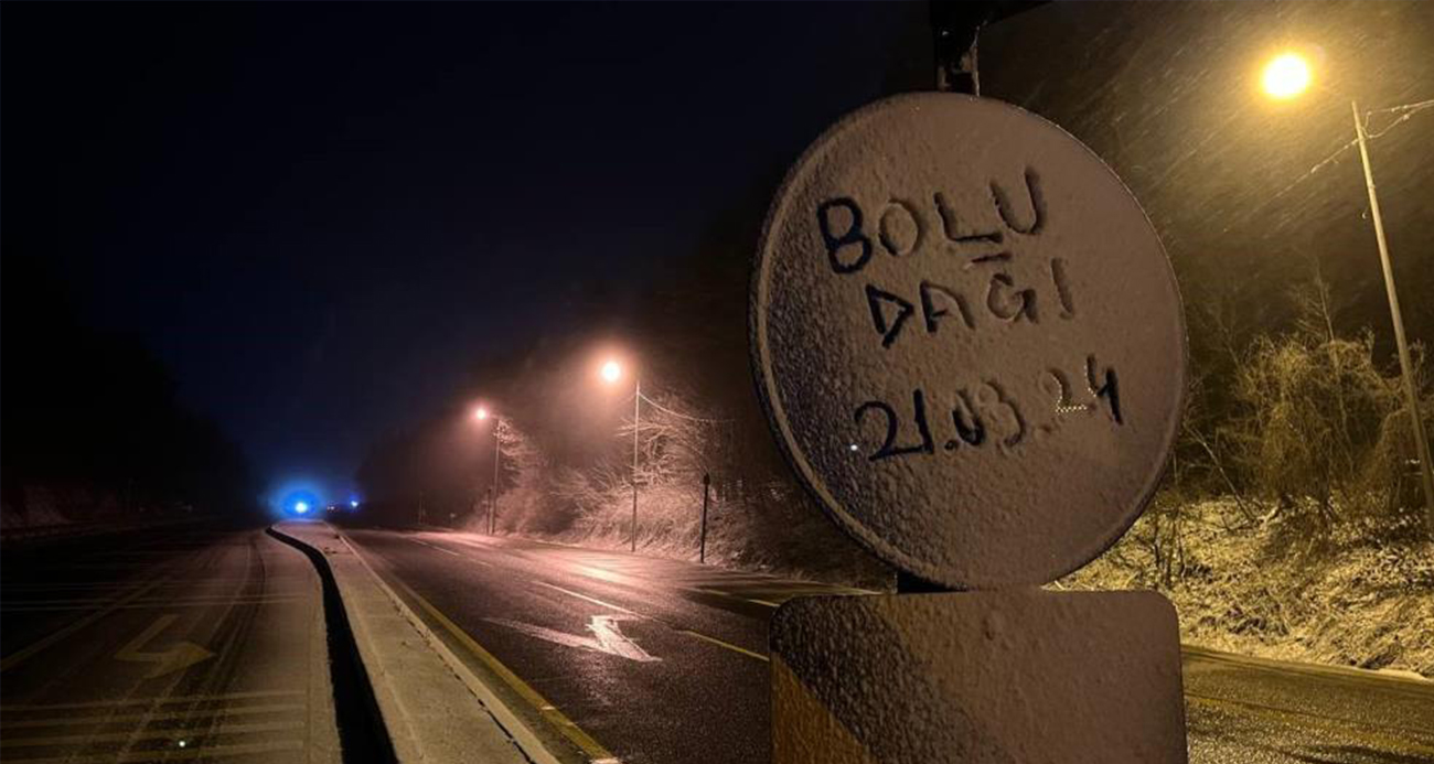 Bolu Dağı geçişinde hafif kar yağışı etkili oluyor