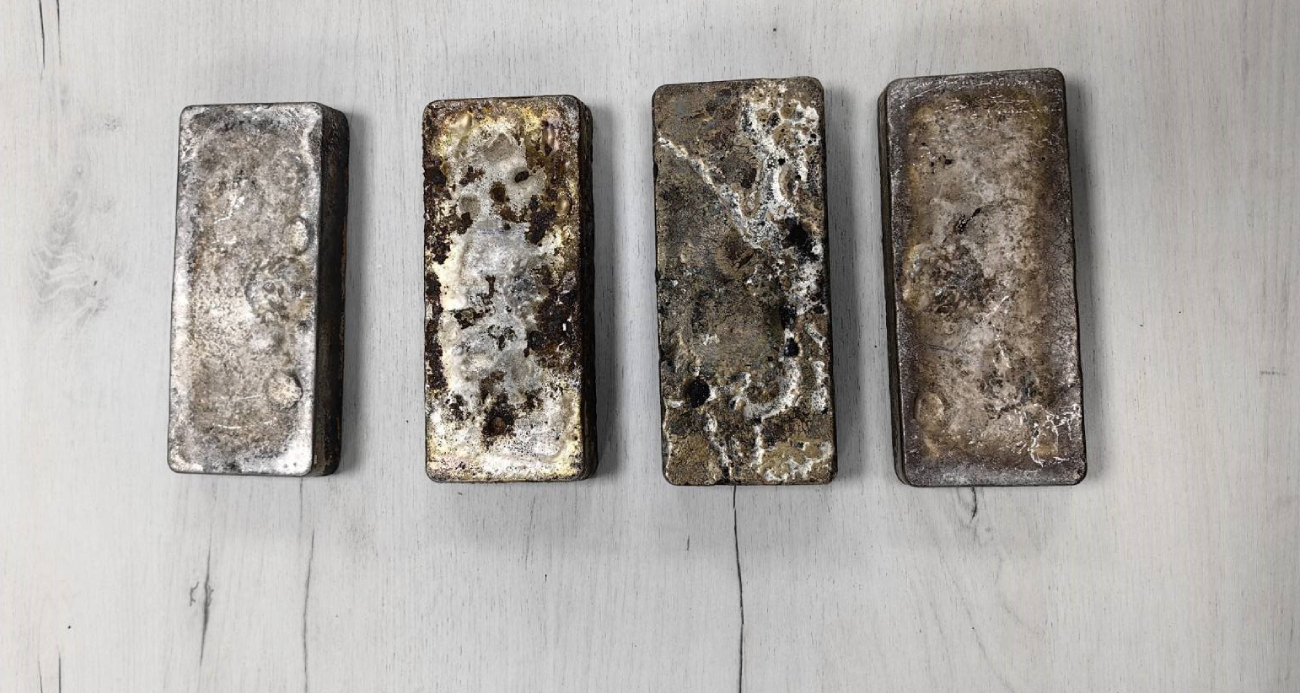 Cep telefonu şeklindeki getirdiği 14 kilo gümüş külçe Bulgar gümrüğüne takıldı