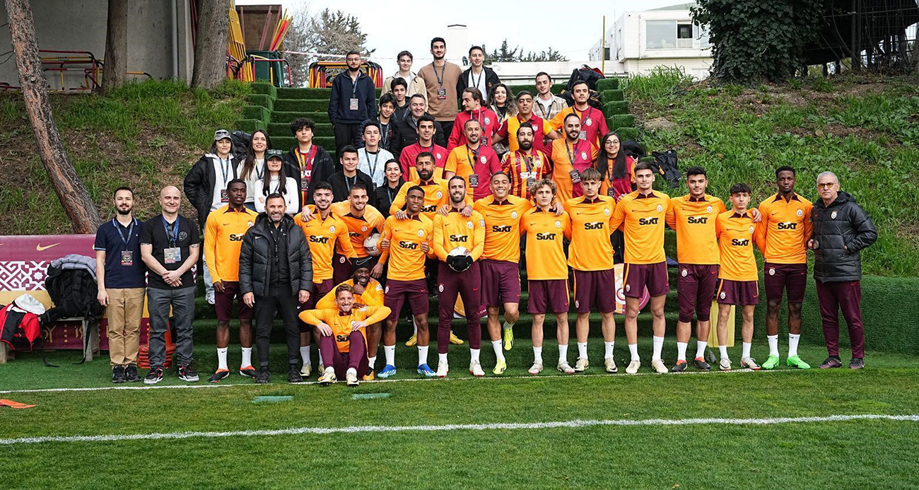 Galatasaray Fan Token sahibi taraftarlar, Florya’da futbolcularla bir araya geldi