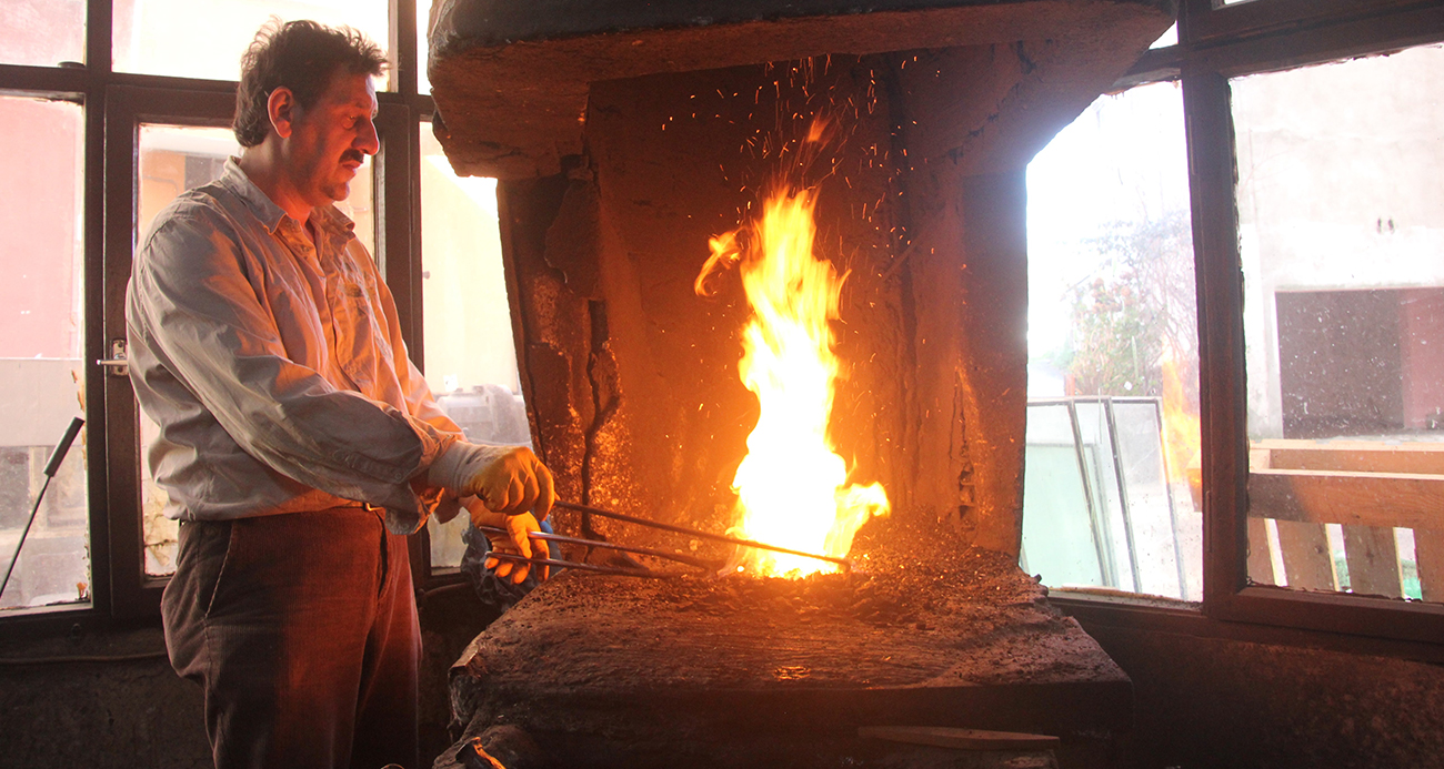 Sıcaklığı bin 500 dereceye ulaşan ateş karşısında oruç