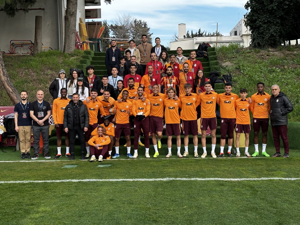 Galatasaray Fan Token sahibi taraftarlar, Florya’da futbolcularla bir araya geldi