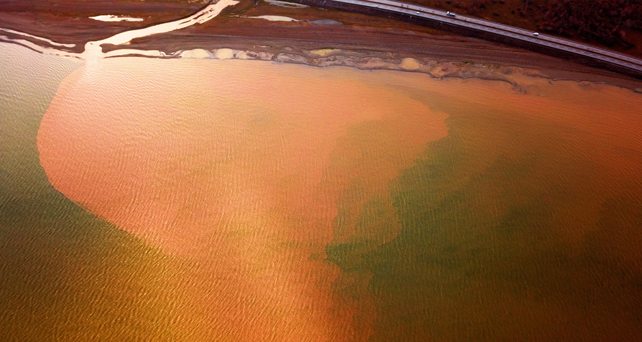 Sel suları Van Gölü’nü kahverengiye boyadı