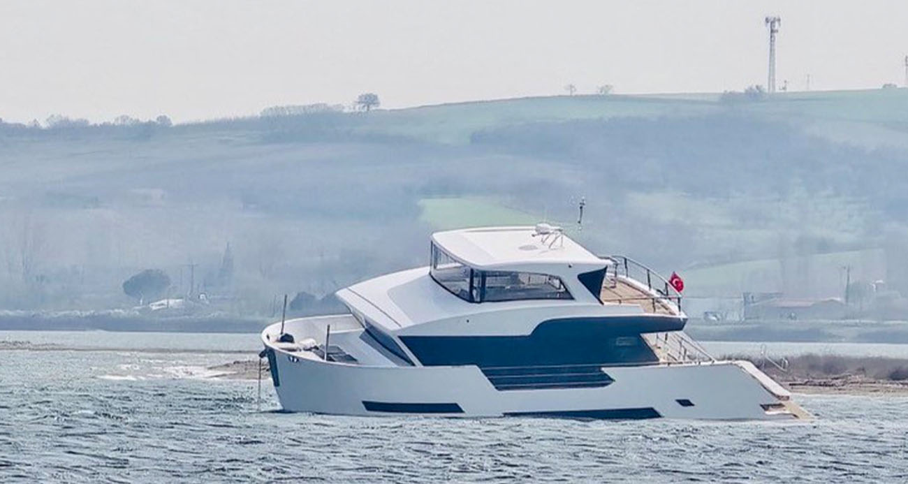 Çanakkale Boğazı’nda karaya oturan tekne kurtarıldı