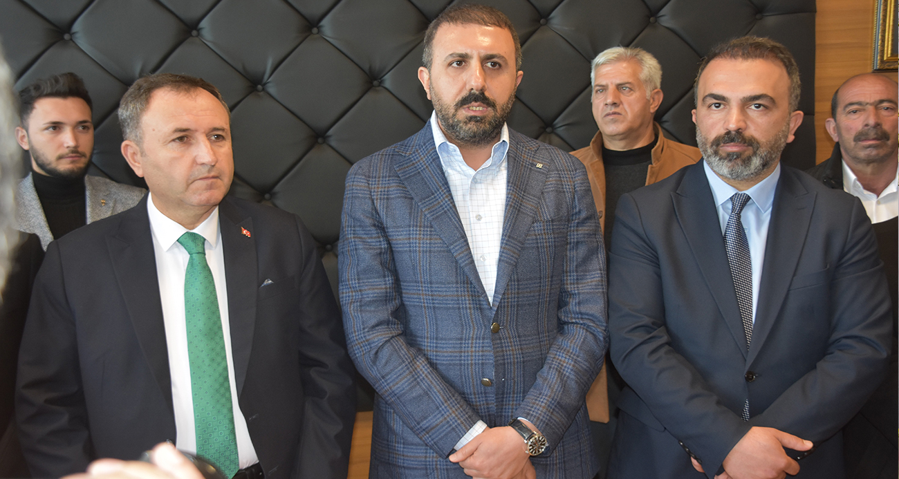 Cumhuriyet Halk Partisi (CHP) Bitlis Belediye Başkan Adayı Selim Soyugüzel, yaklaşık 300 akrabası ile birlikte AK Parti’ye geçti.