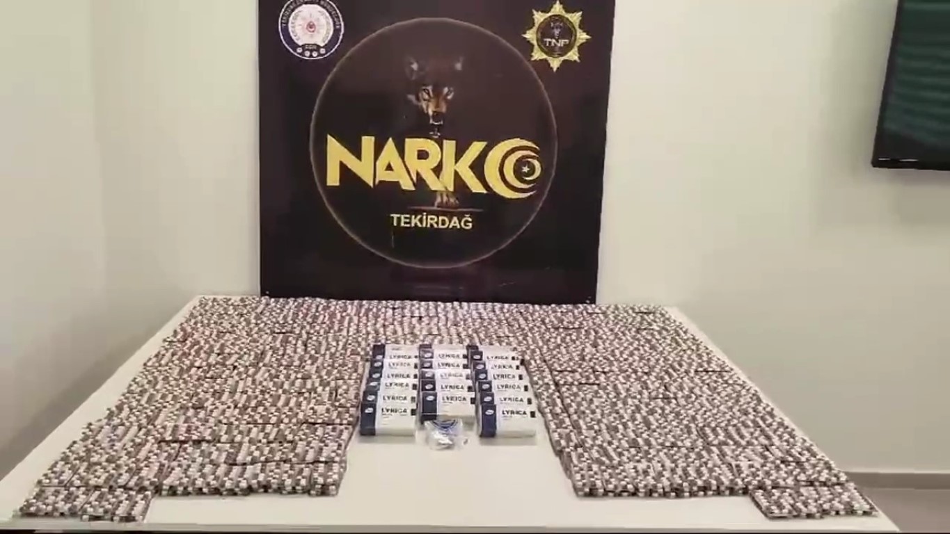 Uyuşturucu hap yüklü otomobili çekiciyle taşırken yakalandılar