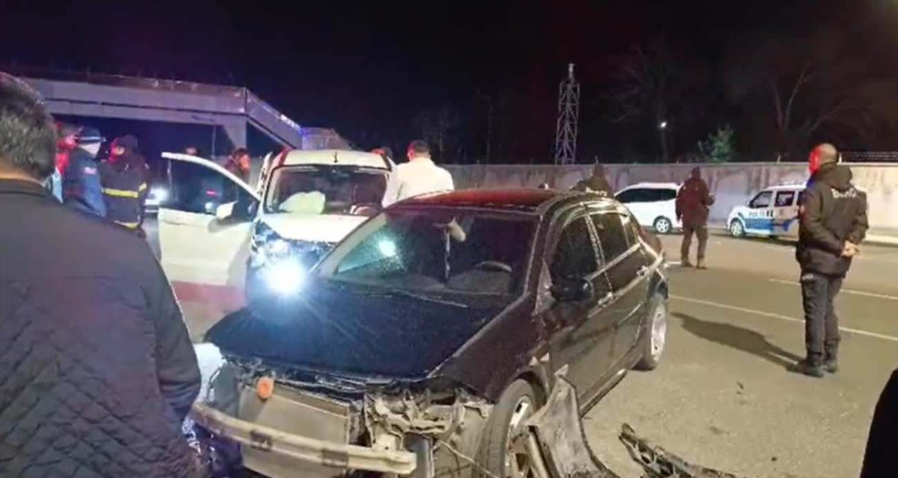 Bingöl merkezde iki otomobilin çarpışması neticesinde meydana gelen trafik kazasında 4 kişi yaralandı.