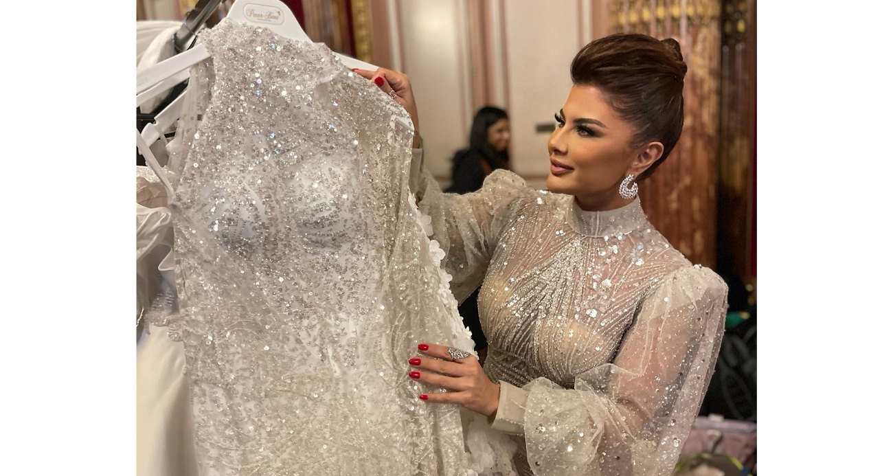 Paris Moda Haftası’nda yeni gelinlik tasarımları ile beğeni kazanan Pınar Bent düğün sezonu öncesi yeni yılın beğenilen tasarımlarından bahsetti. Bent, “Avrupa’da daha sade tasarımlar tercih edilirken, Araplar şatafatlı ve taşlı modelleri beğeniyor” dedi.