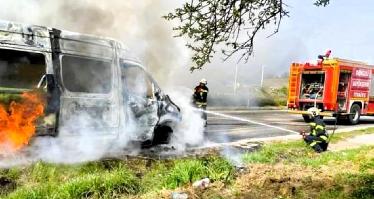Seyir halindeki minibüsten geriye metal yığını kaldı