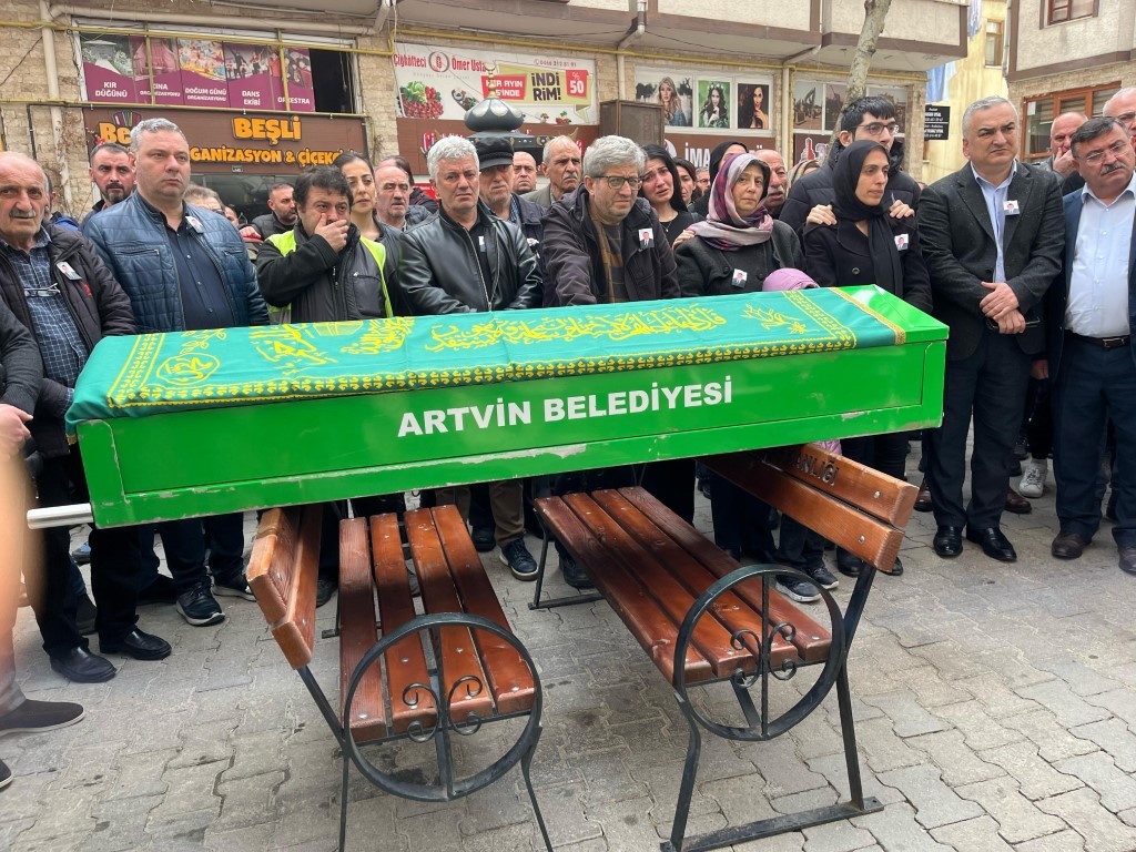 Trafik kazasında hayatını kaybeden İHA Artvin eski muhabiri son yolculuğuna uğurlandı