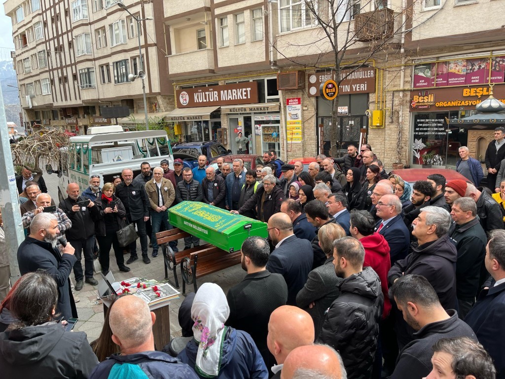 Trafik kazasında hayatını kaybeden İHA Artvin eski muhabiri son yolculuğuna uğurlandı