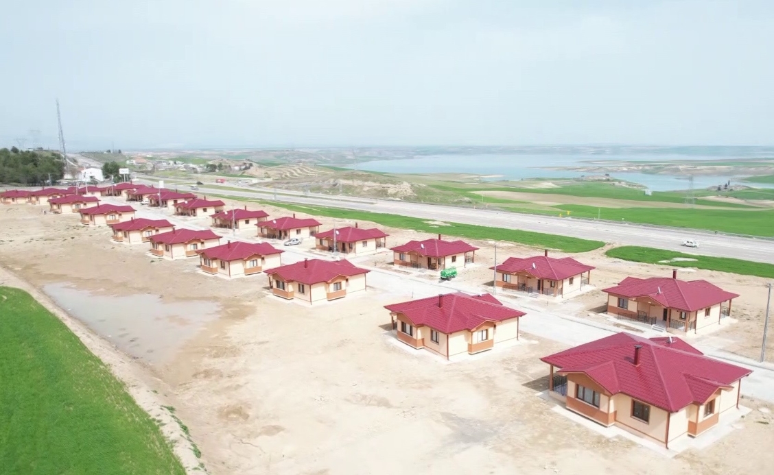 Depremzedeler teslim alıp yerleştikleri köy evlerinden oldukça memnun