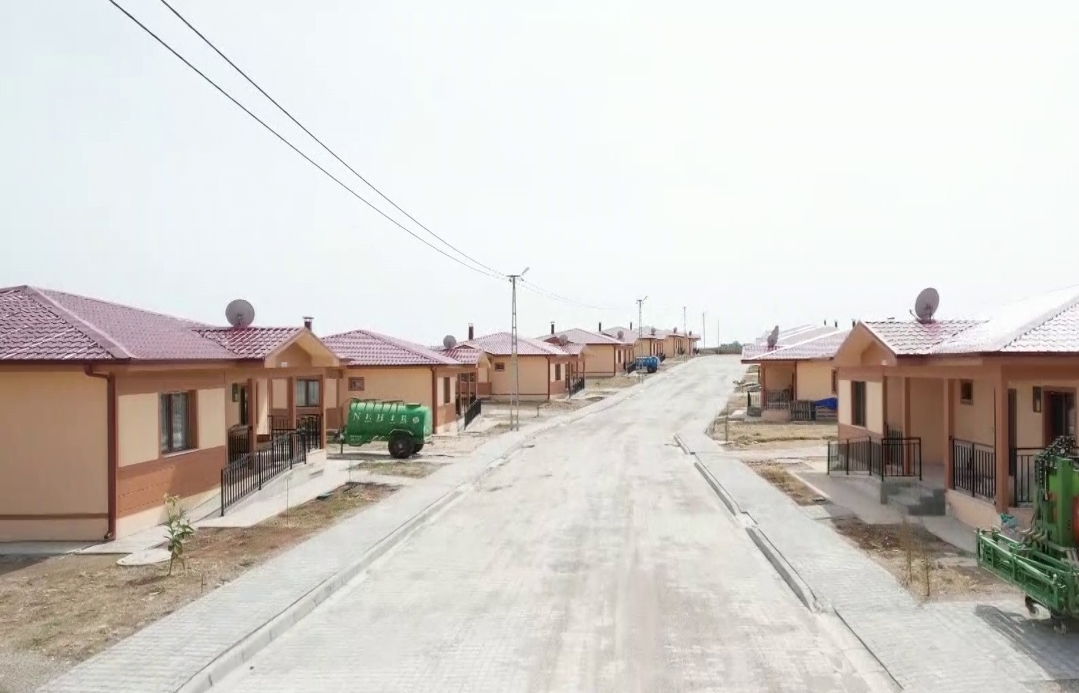 Depremzedeler teslim alıp yerleştikleri köy evlerinden oldukça memnun