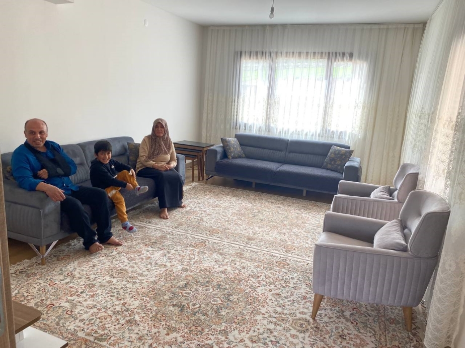 Depremzedeler teslim alıp yerleştikleri köy evlerinden oldukça memnun