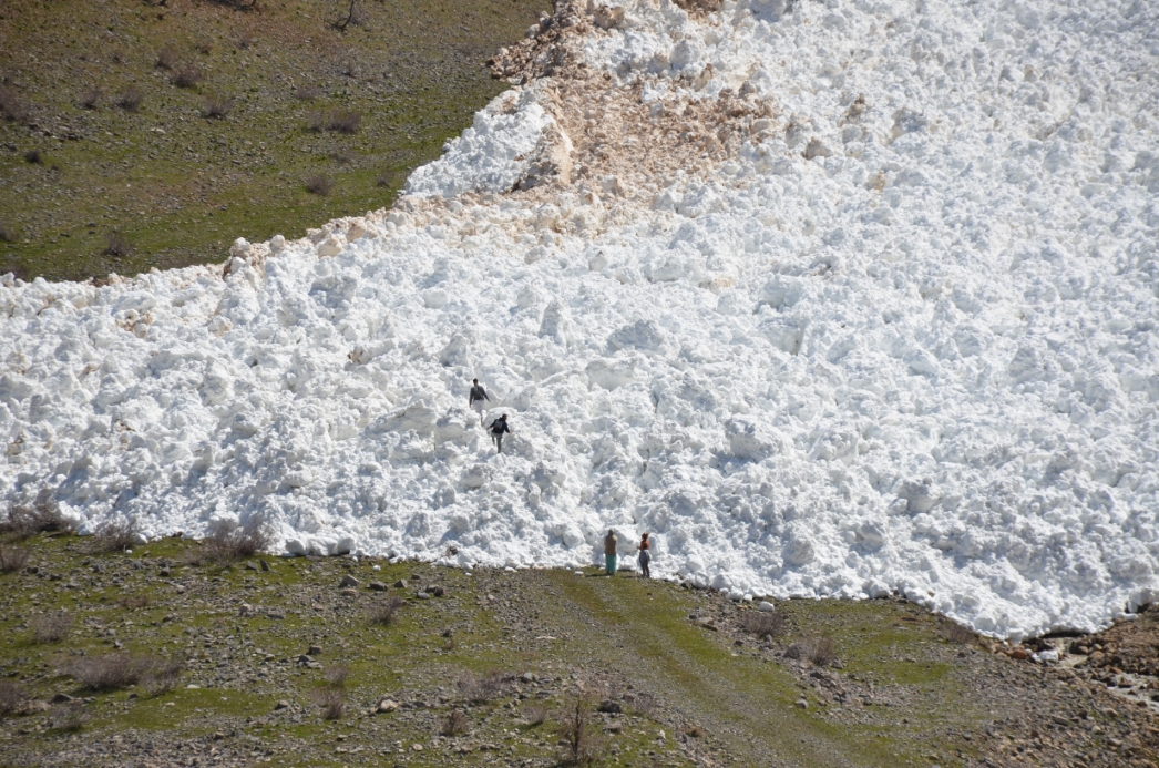 Çığ düştü, dev kar kütleleri görüntülendi