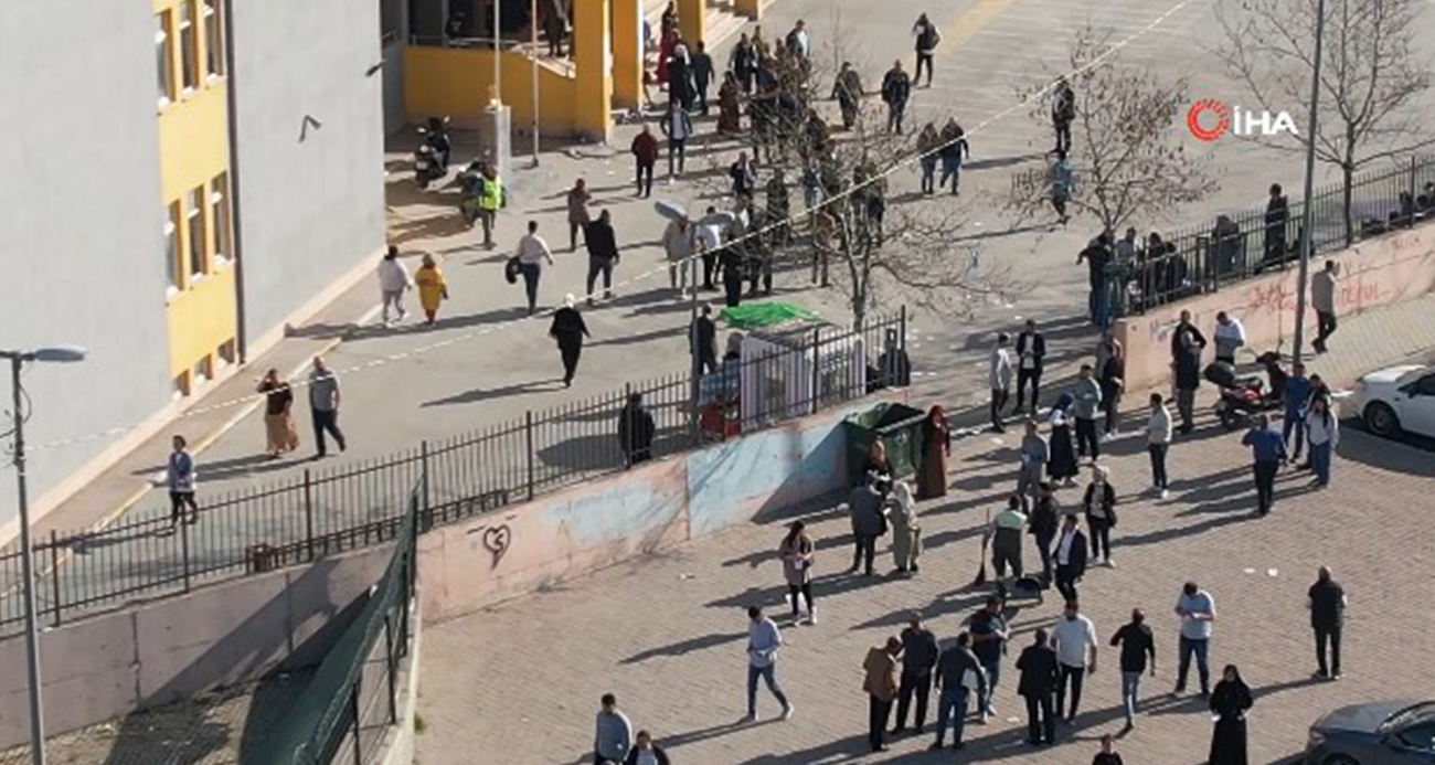 En çok seçmenin kayıtlı olduğu okulda, oy verme yoğunluğu havadan görüntülendi