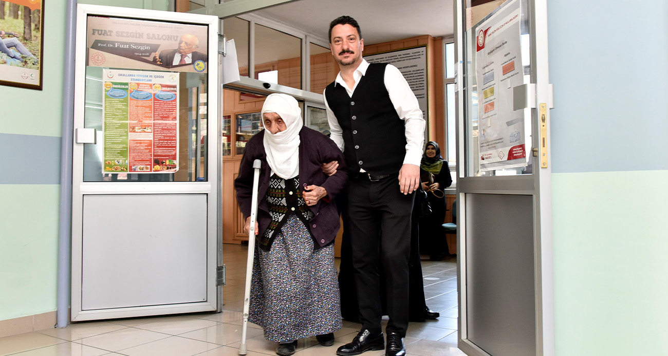 112 yaşındaki Güllü nine oy kullanmak üzere koltuk değnekleri ile sandık başına geldi