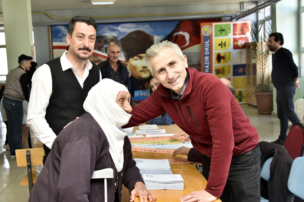 112 yaşındaki Güllü nine oy kullanmak üzere koltuk değnekleri ile sandık başına geldi