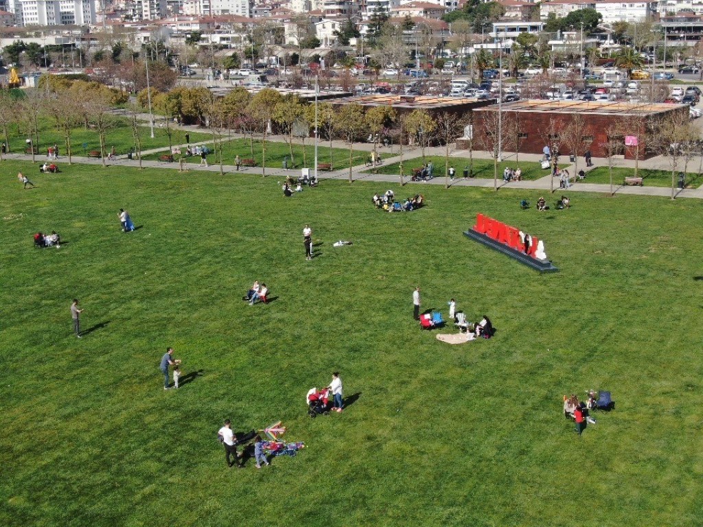 İstanbul’da oyunu kullanan vatandaşlar sahillere akın etti