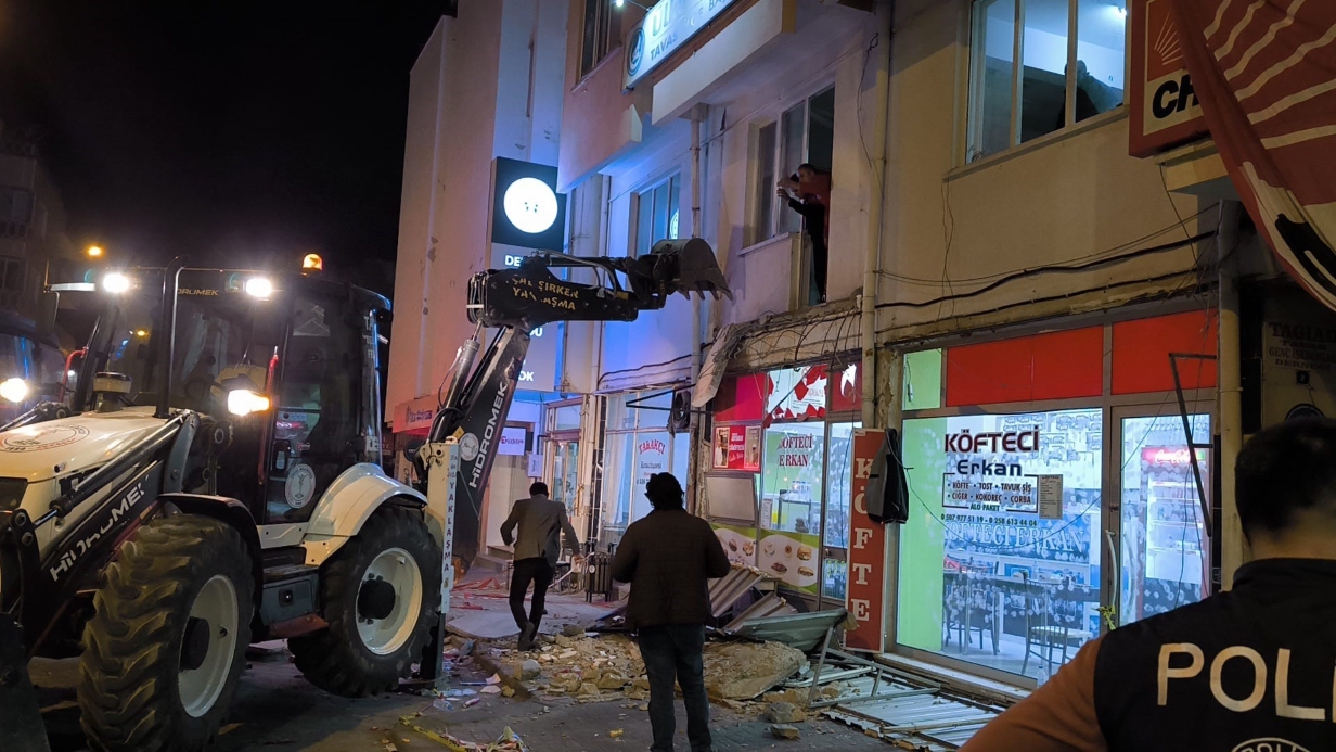 Kutlama sırasında çöken CHP balkonundan düşen ilçe başkan yardımcısı öldü