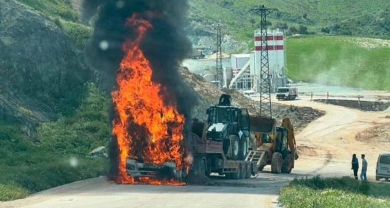 İş makinesi yüklü tır alevlere teslim oldu