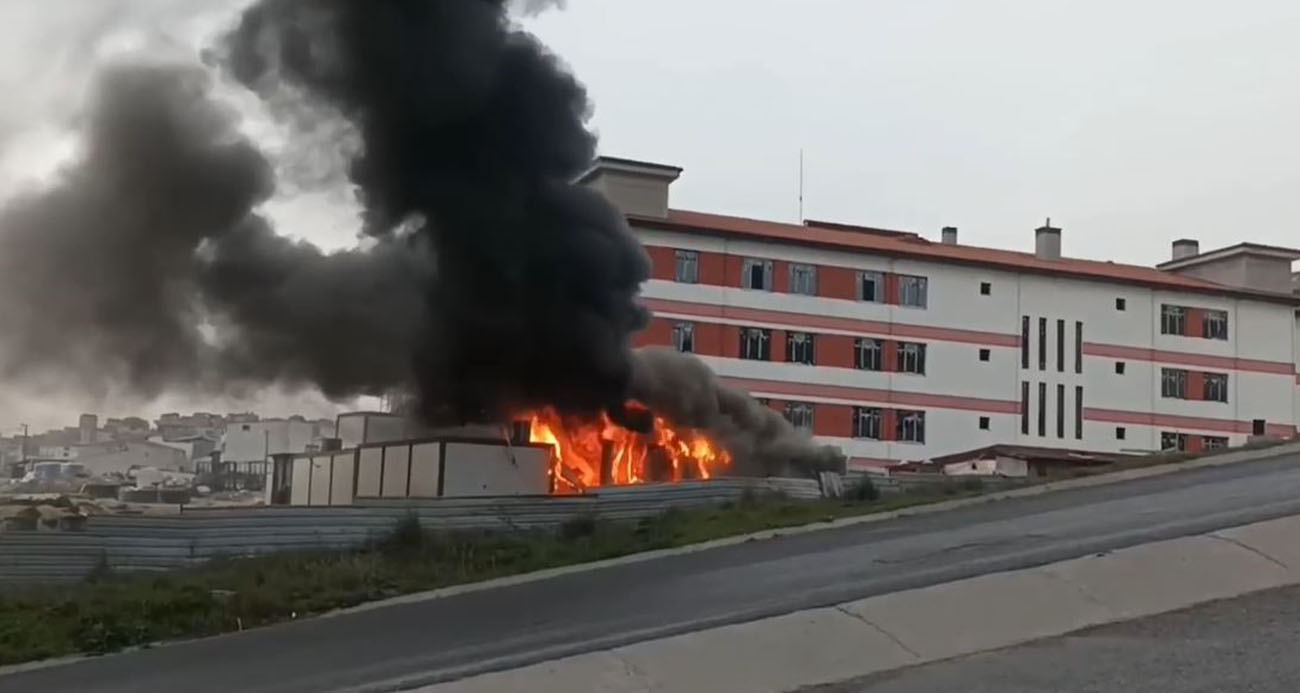 Başakşehir’de okul inşaatı bahçesindeki işçi konteynırı alev alev yandı