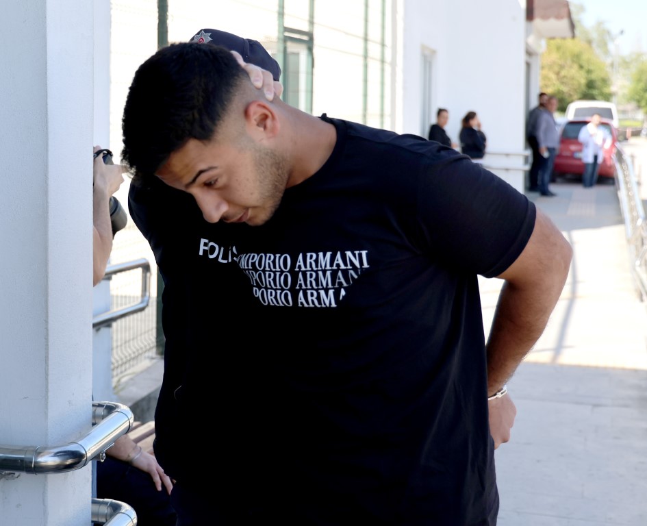 Tartıştıkları sürücüyü eşinin yanında dövüp aracını parçalayan şehir eşkıyaları tutuklandı