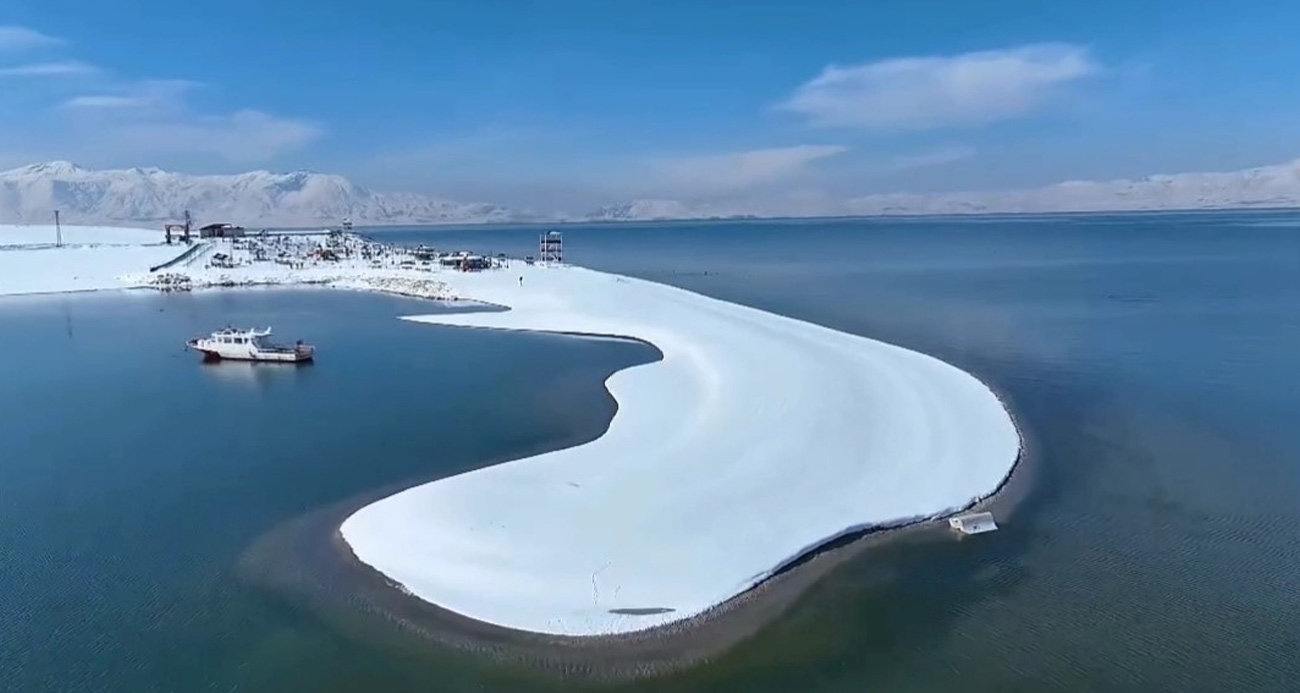 Beyaza bürünen Erçek Gölü sahilinden mest eden görüntüler