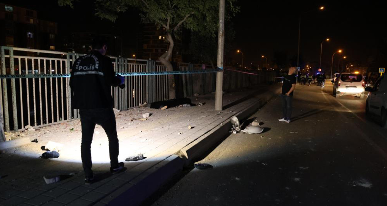 Adana’da feci kaza... Motosiklet kaldırıma çarpıp sürüklendi: 2 ölü