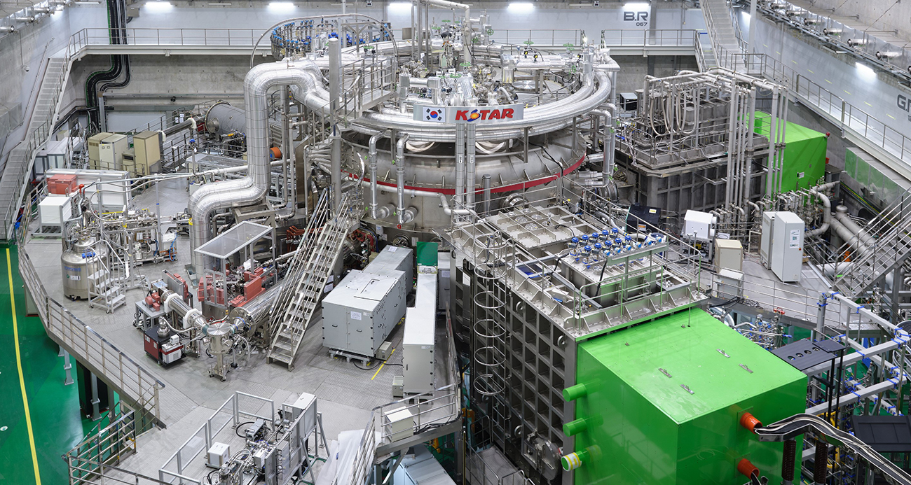 Güney Koreli bilim insanları “yapay güneş” olarak da adlandırılan KSTAR nükleer reaktörünü 100 milyon santigrat derece sıcaklıkta 48 saniye çalıştırmayı başararak yeni bir dünya rekoruna imza attı.