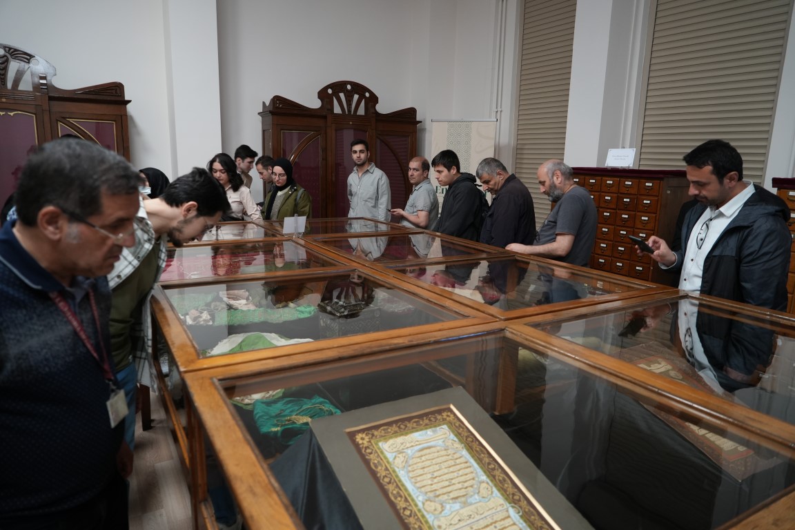 Yıldız Sarayı’ndan 100 yıl önce devredilen kutsal emanetler gün yüzüne çıktı