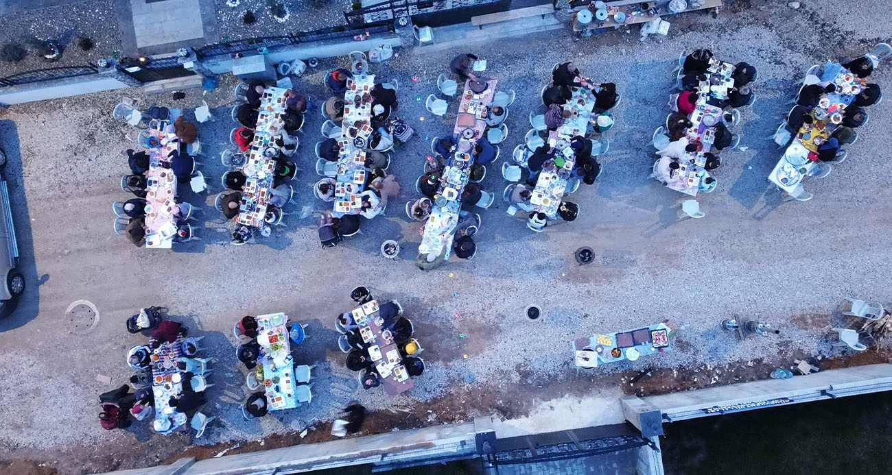 Tüm mahalle sakinleri aynı sofrada iftar açtı