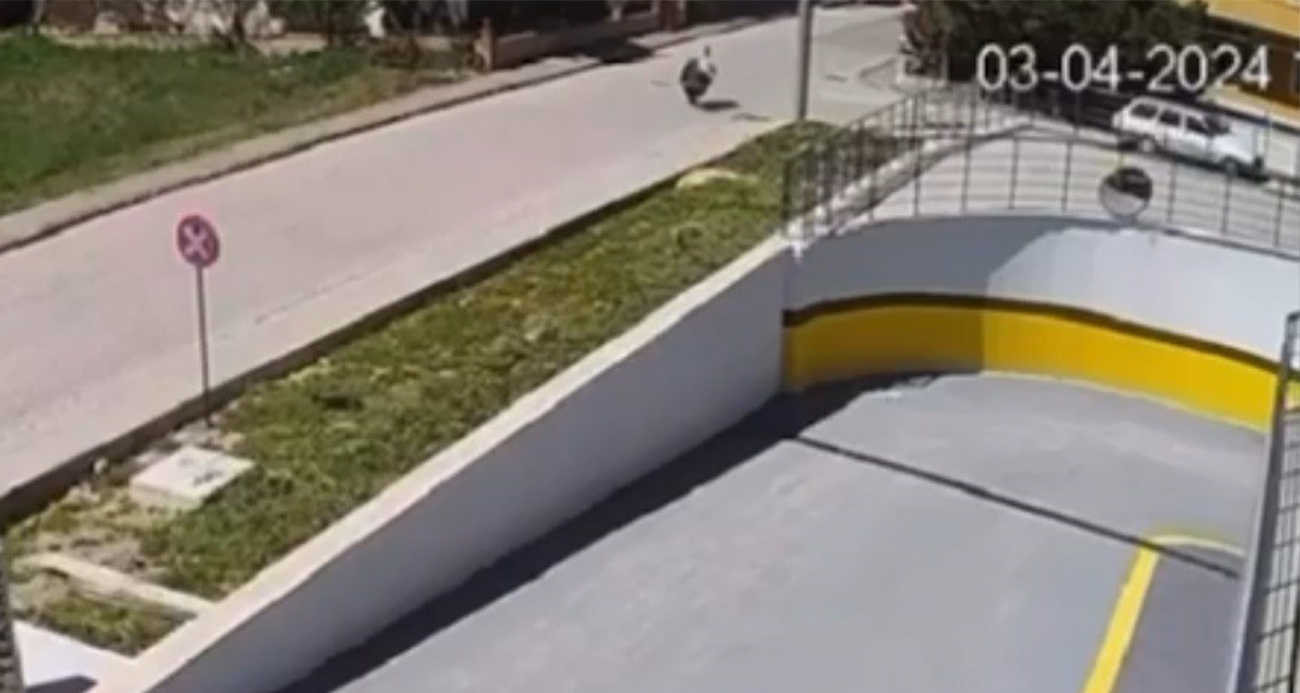 Çanakkale’de tek teker üzerinde ilerleyen motosikletin kaza anı kamerada