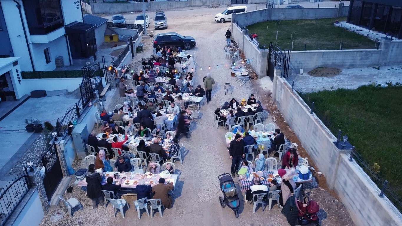 Tüm mahalle sakinleri aynı sofrada iftar açtı