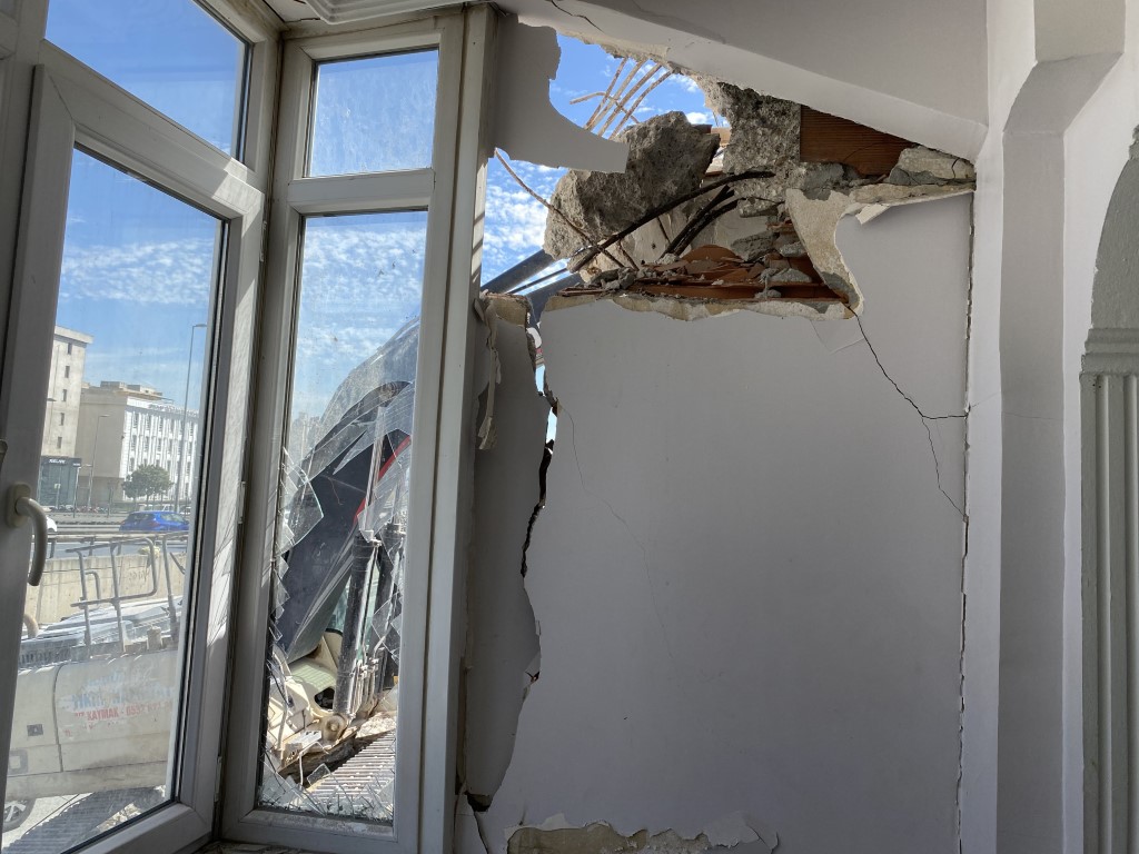 Avcılar’da kentsel dönüşüm için yıkılan binanın duvarını kullandılar, balkon açıkta kaldı