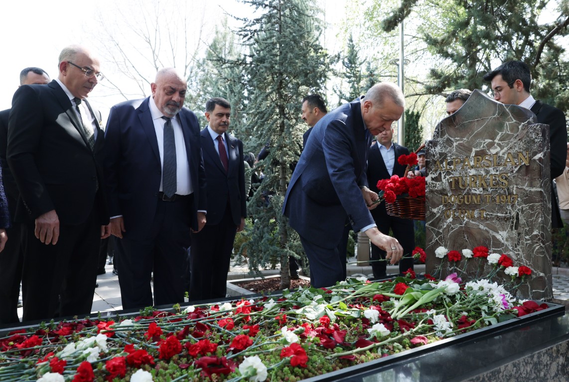 Cumhurbaşkanı Erdoğan, Alparslan Türkeş’in kabrini ziyaret etti
