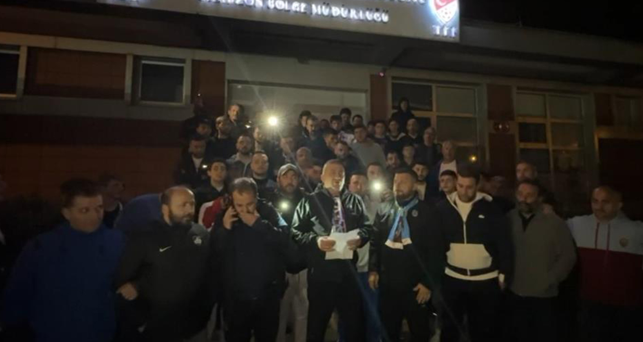 Trabzonspor taraftarları Trabzon’daki TFF binası önünde toplandı