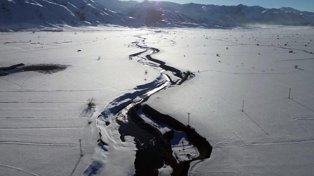 Yüksekova’nın kar altındaki menderesleri mest etti