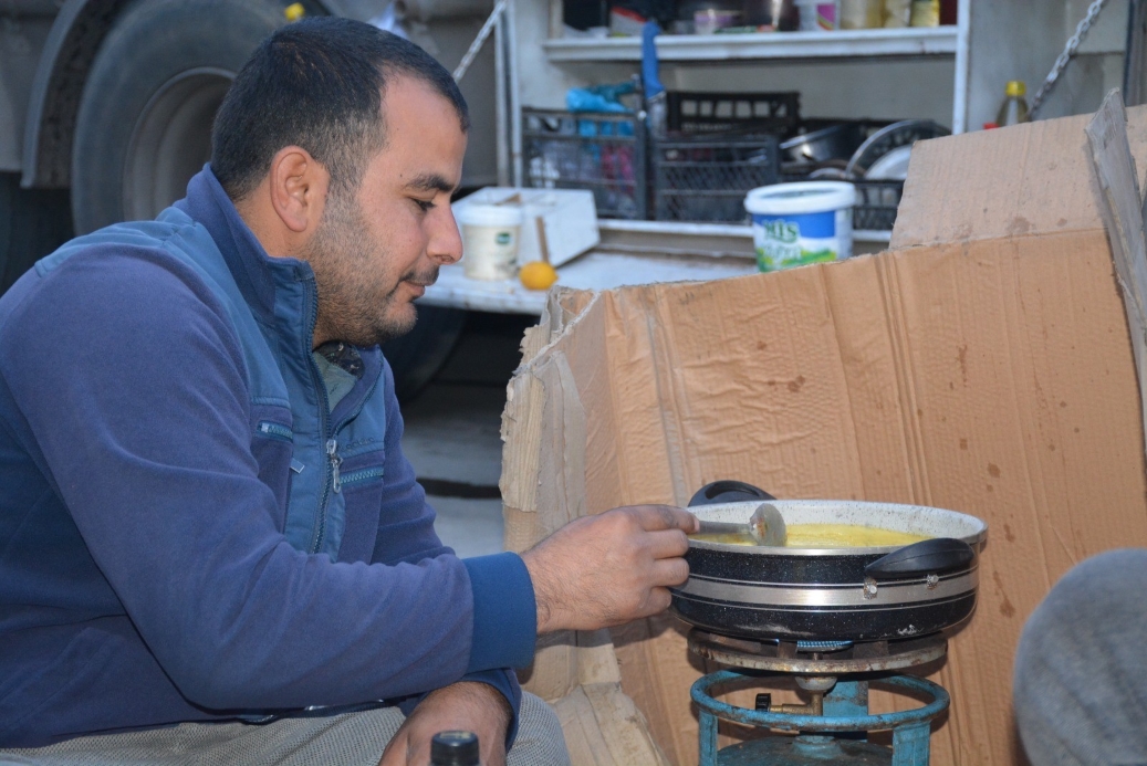 Tır şoförleri Habur Sınır Kapısında sıra beklerken iftar açıyor