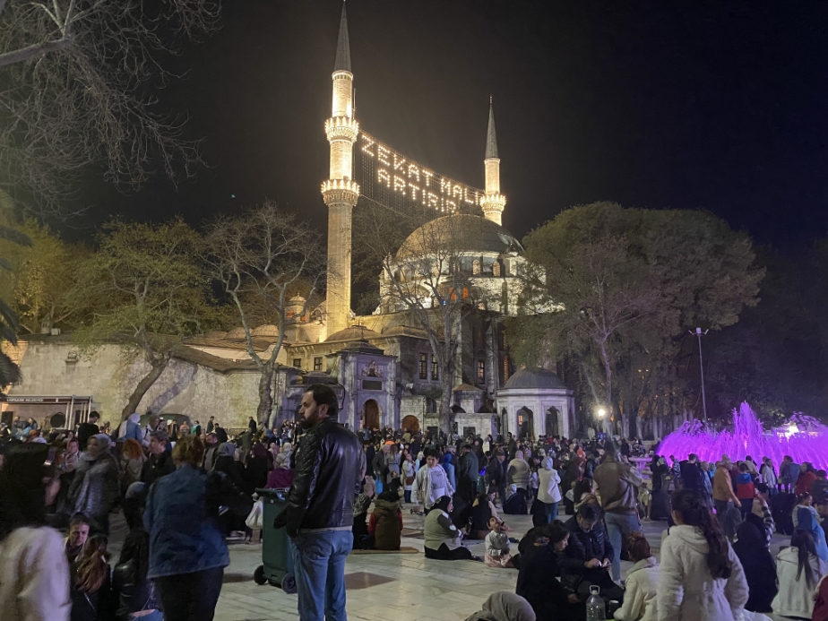 Camiler Kadir Gecesi’nde doldu taştı