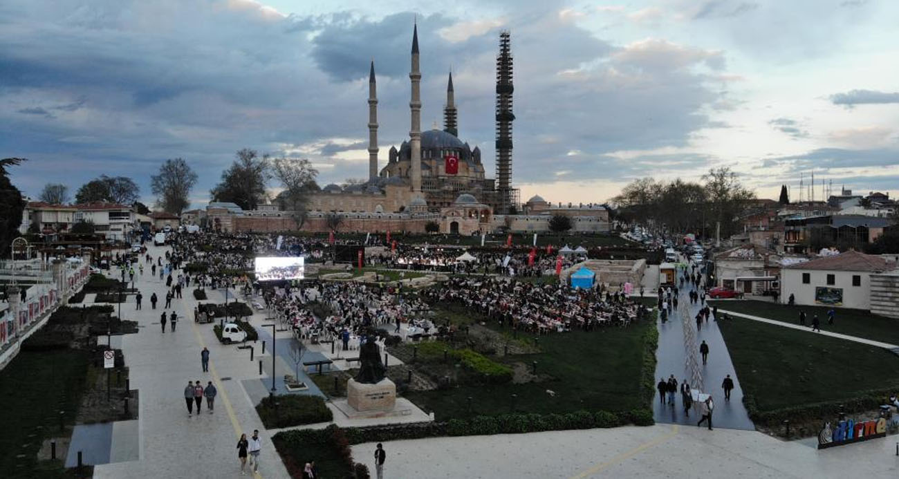 Selimiye Camii gölgesinde 5 bin kişi iftar yaptı