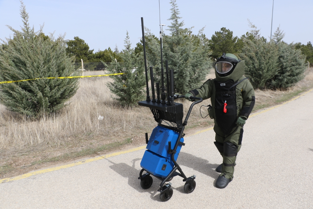 Hayatları pahasına şüpheli cisimlere müdahale eden bomba imha uzmanları daima teyakkuzda