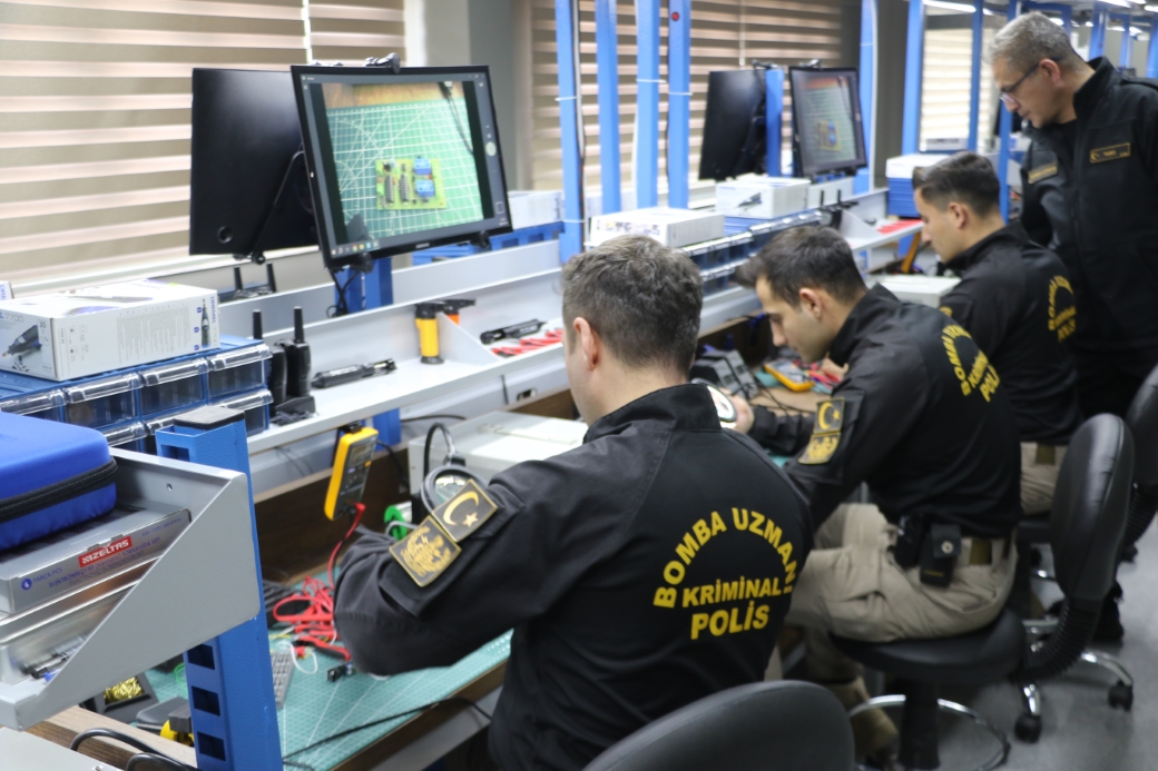 Hayatları pahasına şüpheli cisimlere müdahale eden bomba imha uzmanları daima teyakkuzda