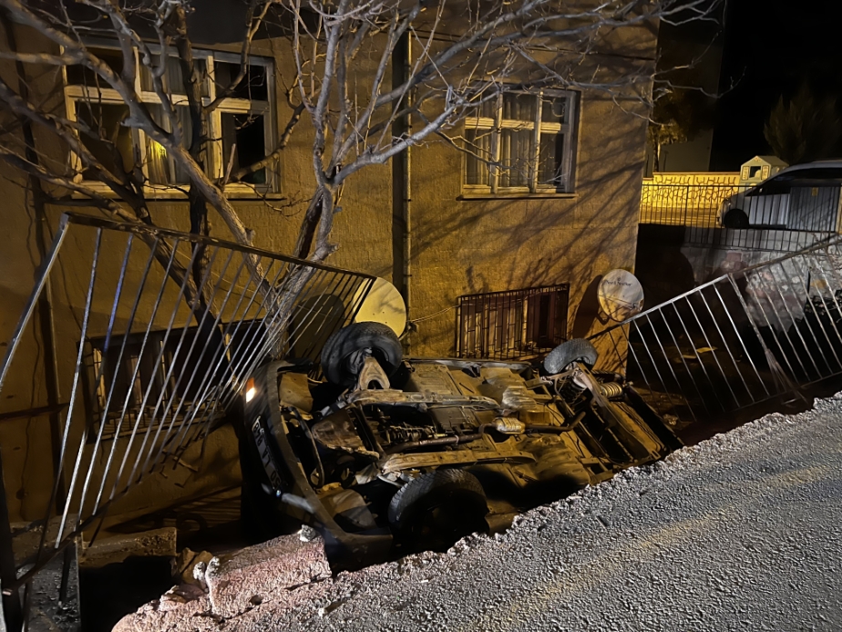 Kontrolden çıkan otomobil bahçeye uçtu... O anlar kamerada